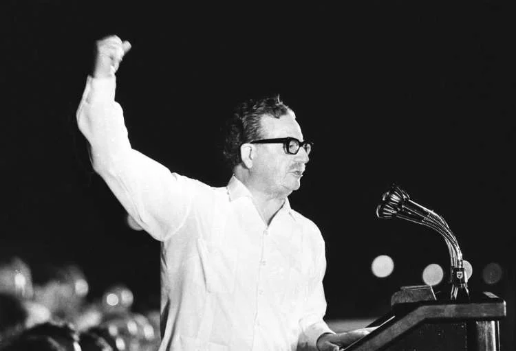 salvador-allende-puno-en-alto